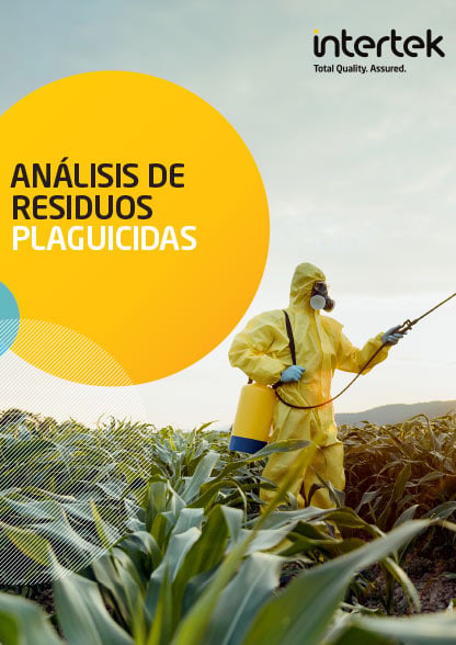 Portada del folleto de Intertek sobre 'Análisis de Residuos Plaguicidas', con un trabajador agrícola rociando pesticidas en un campo.