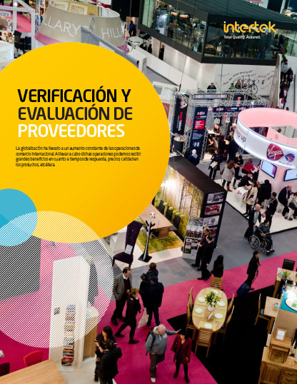 ortada de un folleto titulado 'Verificación y Evaluación de Proveedores' que muestra un concurrido piso de exhibición comercial con varios stands y asistentes.